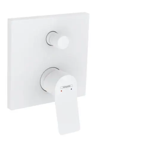 Weißer Unterputz-Wannenmischer mit einem Hebel und zwei Reglern für Temperatur und Wasserfluss. Produkt von Hansgrohe, schlichtes Design, integriert in Wand.